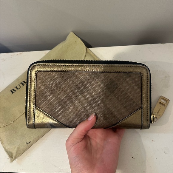 Burberry Plaid Wallet in original protective pouch - Picture 2 of 8